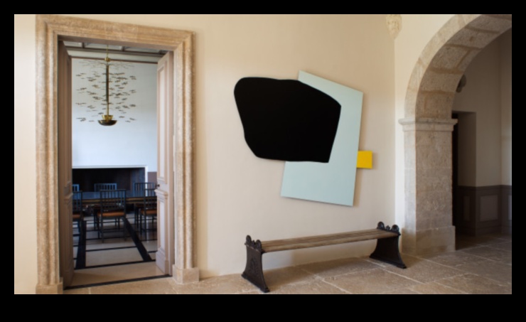 تصميم الأزياء الداخلية: موازنة العناصر في الأزياء وتصميم المنزل