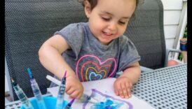 متعة الألوان المائية بدون فوضى: أعمال إبداعية للأطفال باستخدام المياه الملونة