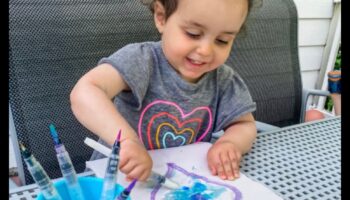 متعة الألوان المائية بدون فوضى: أعمال إبداعية للأطفال باستخدام المياه الملونة