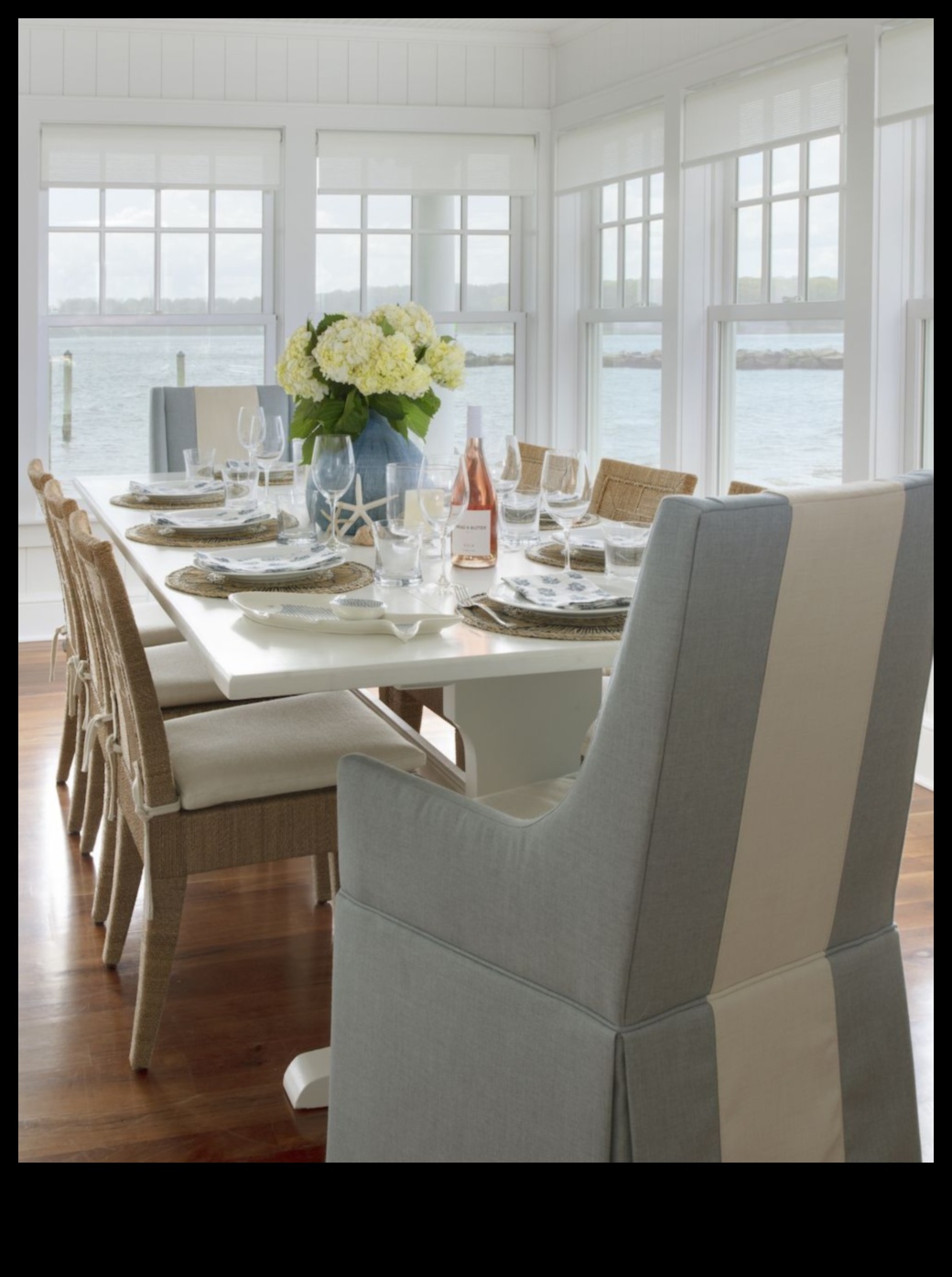 ما هي بعض النصائح الفعالة لتزيين منطقة تناول الطعام الخارجية بأجواء ساحلية؟