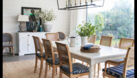 ما هي بعض النصائح الفعالة لتزيين منطقة تناول الطعام الخارجية بأجواء ساحلية؟