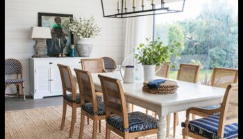 ما هي بعض النصائح الفعالة لتزيين منطقة تناول الطعام الخارجية بأجواء ساحلية؟